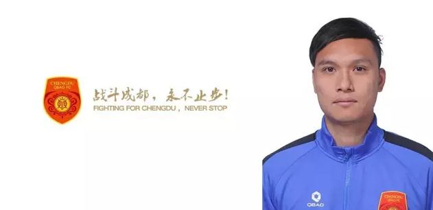 罗宾（亚当•桑德勒 饰）没法完成歌星梦，因而他成了一位婚礼歌手。他看过良多新人们幸福的时刻，却在本身的婚礼上遭受未婚妻琳达（安吉拉•范泽斯通 饰）的丢弃，被丢弃的罗宾悲伤得要死。幸亏有侍应茱莉亚（德鲁•巴里摩尔 饰）的抚慰，茱莉亚便盛情约请他一路筹办本身的婚礼。                                  　　茱莉亚的未婚夫是一位股票掮客，并且风骚成性，身旁美男成群。罗宾知道了茱莉亚的未婚夫是如斯的一小我，